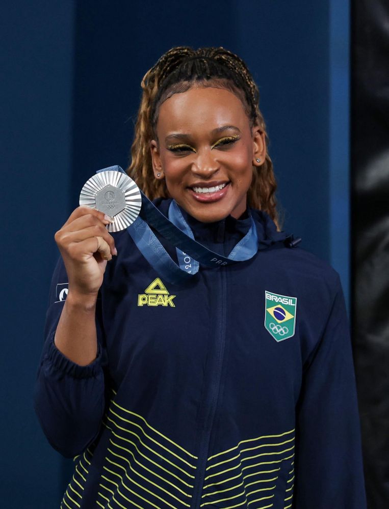 A portrait of Rebeca Andrade, Olympic gymnast, with a silver medal, when she became the woman with the most olympic medals in Brazil history.