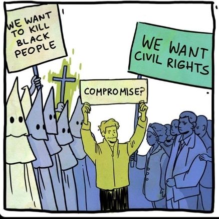 À gauche, une manif du Ku Klux klan avec une pancarte "on veut tuer les gens noirs", à droite une manif de gens noirs avec la pancarte "on veut des droits civils" et au milieu un abruti de centriste avec le panneaux "compromis ?"