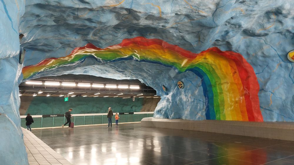 In den Fels geschlagenen UBahnhof. Die Decke ist farbig gestaltet