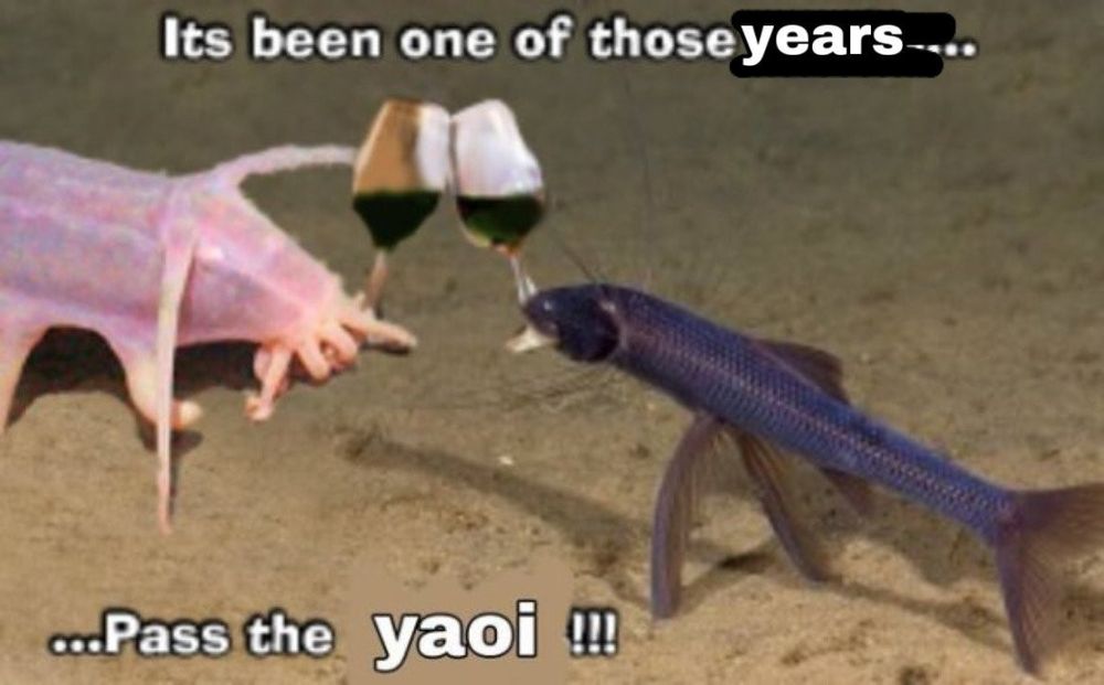 un pez y un bicho raro en el fondo del mar que no se que es brindando con vino y texto que pone: its been one of those years, pass the yaoi.