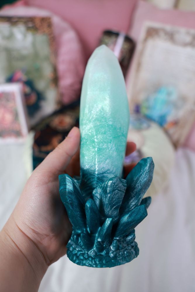 Photo of Echo by Fera Daemon, a crystal shaped dildo, in the left hand of Sydney Screams. This is a custom pour of Fera Daemon's "Misty Forest" coloration, which goes from white to dark green from top to bottom. The full review is available on Sydney's blog https://sydneyscreams.com/category/blog/ 