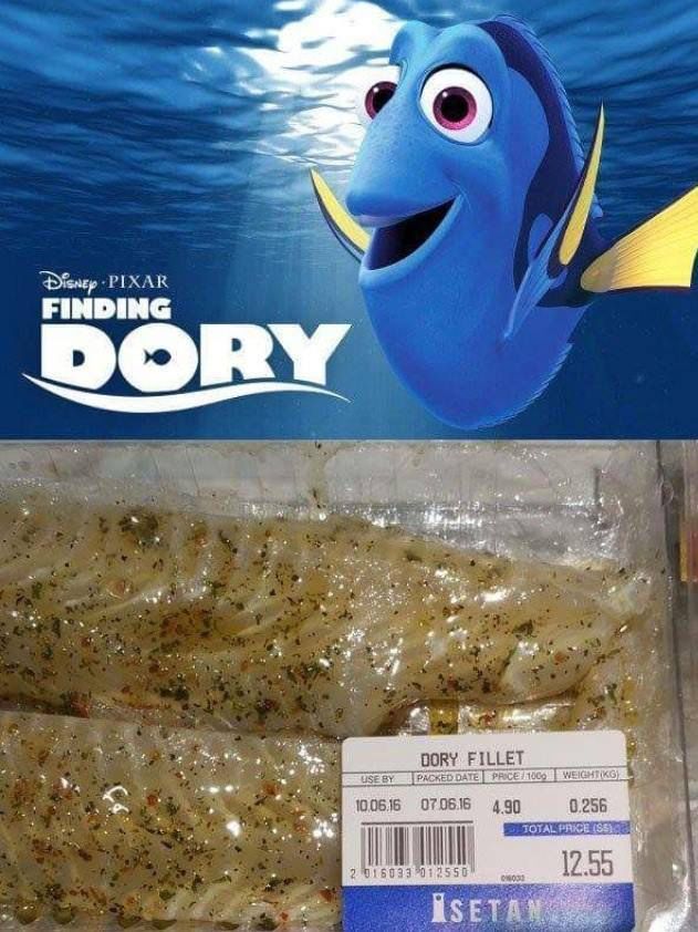 Arriba, cartel de la película “encontrando a Dory” (un pez azul y amarillo).

Abajo, bandeja de filetes de pescado. En la etiqueta pone “Dory fillet”.