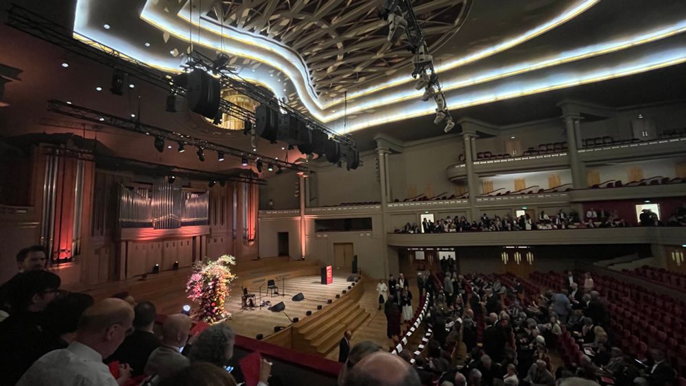 Vista del auditorio principal del Bozar, donde tenía lugar el evento. Bozar se supone que es la pronunciación de Beaux Arts, bellas artes. Tiene varias salas de conciertos y de exposiciones. Vimos la exposición “Luz y sombra”, de Goya, complementado por contemporáneos y actuales, pero no hice fotos de eso.