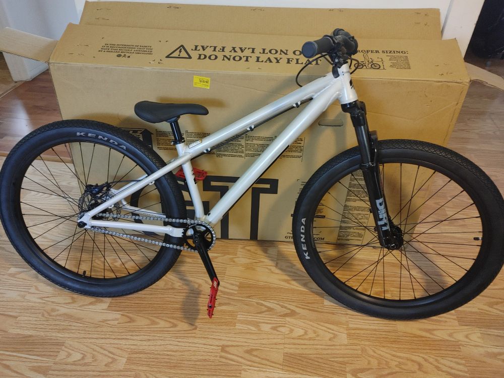 GT LaBomba dirt jumper bike with red pedals and 1 rear brake