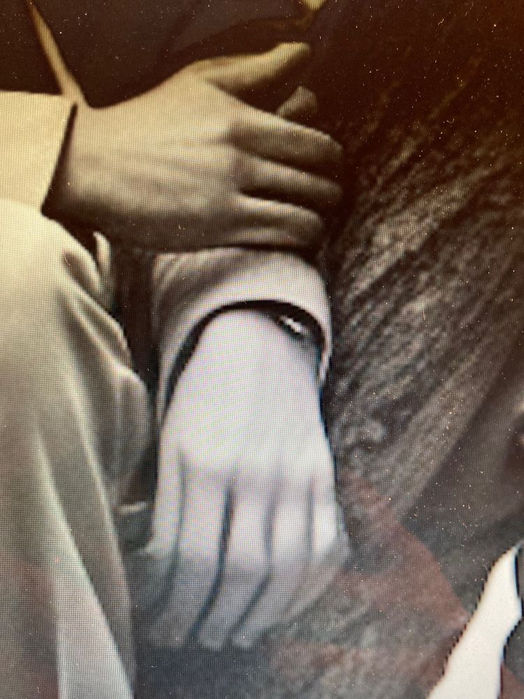 Image générée par une AI avec cet habituel problème de nombre de doigts