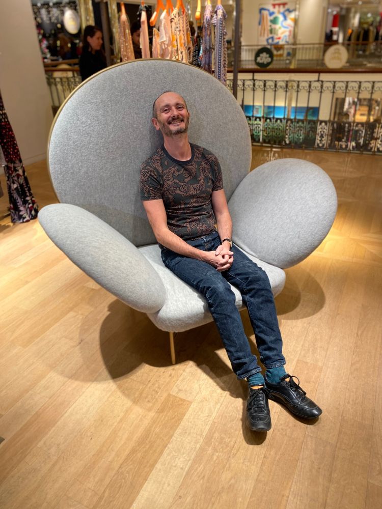 Moi assis dans un grand fauteuil 