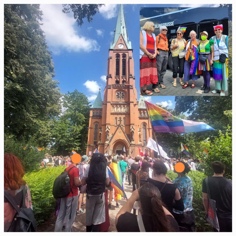 Bunte Demogruppe vor Kirche in Bautzen, Omas gR aus Berlin dabei