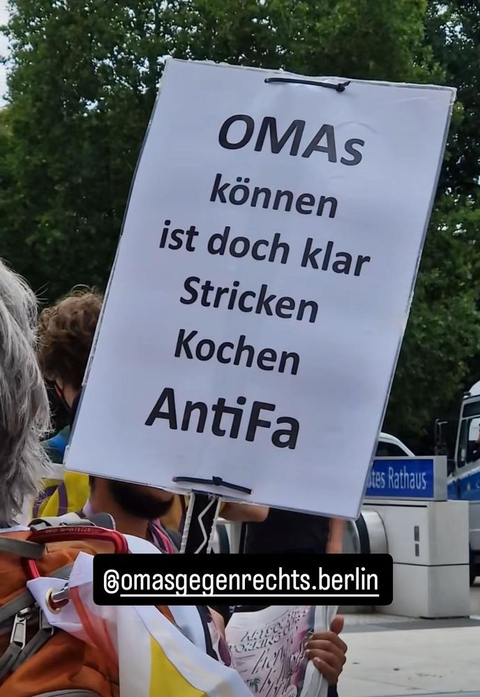 Demoschild schwarz auf weiß 
"OMAs 
können
Ist doch klar
Stricken
Kochen
AntiFa"
@omasgegenrechts.berlin 