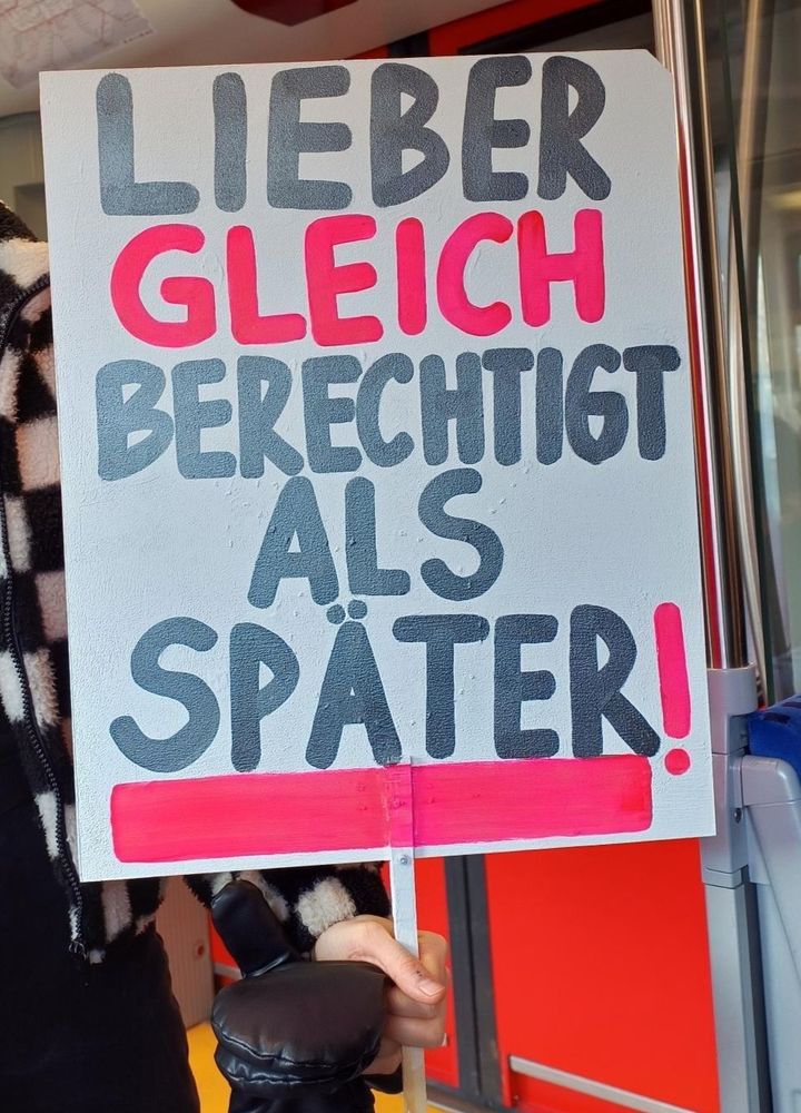 Demo-Schild:
LIEBER 
GLEICH
BERECHTIGT 
ALS SPÄTER 
