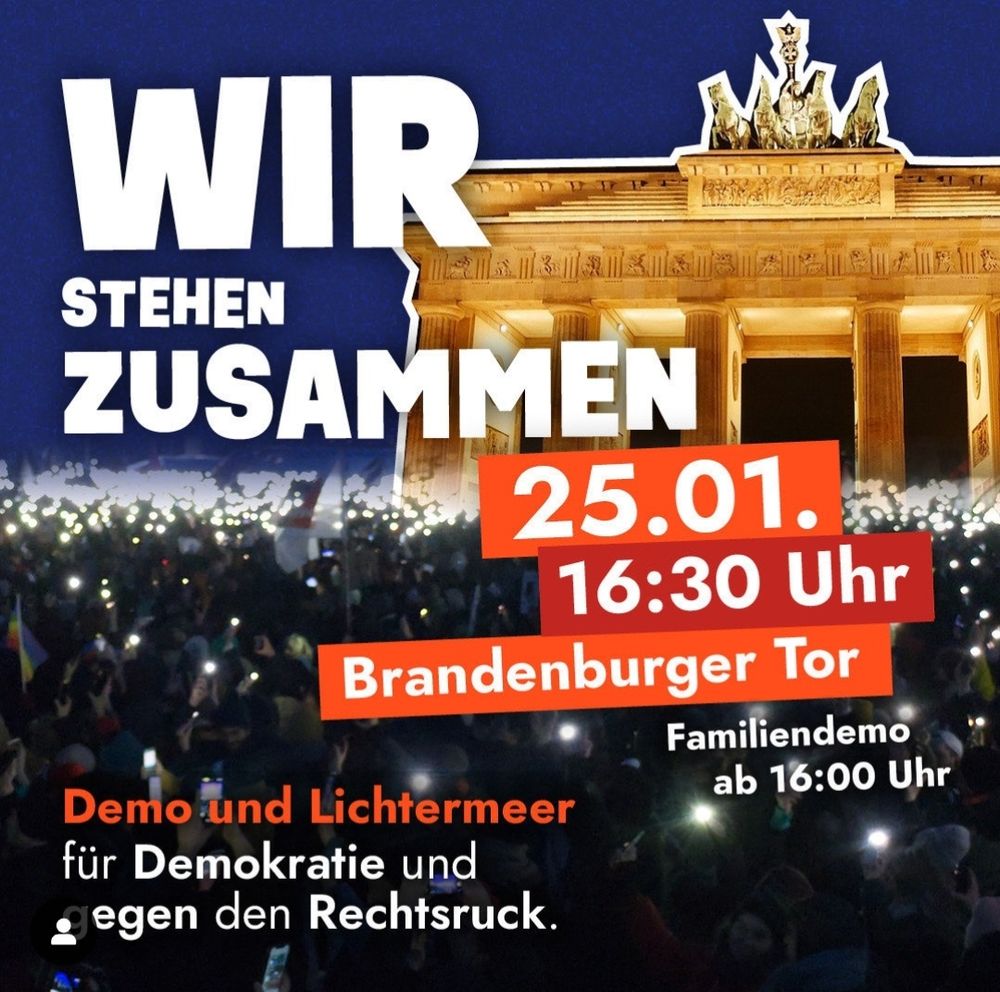 Grafik-Kachel 
Foto des Brandenburger Tors, davor Menschen-Lichtermeer 
Schrift:
WIR STEHEN ZUSAMMEN 
25.1., 16:30 Uhr
Brandenburger Tor 
Familiendemo ab 16 Uhr
Demo und Lichtermeer 
für Demokratie und gegen den Rechtsruck 