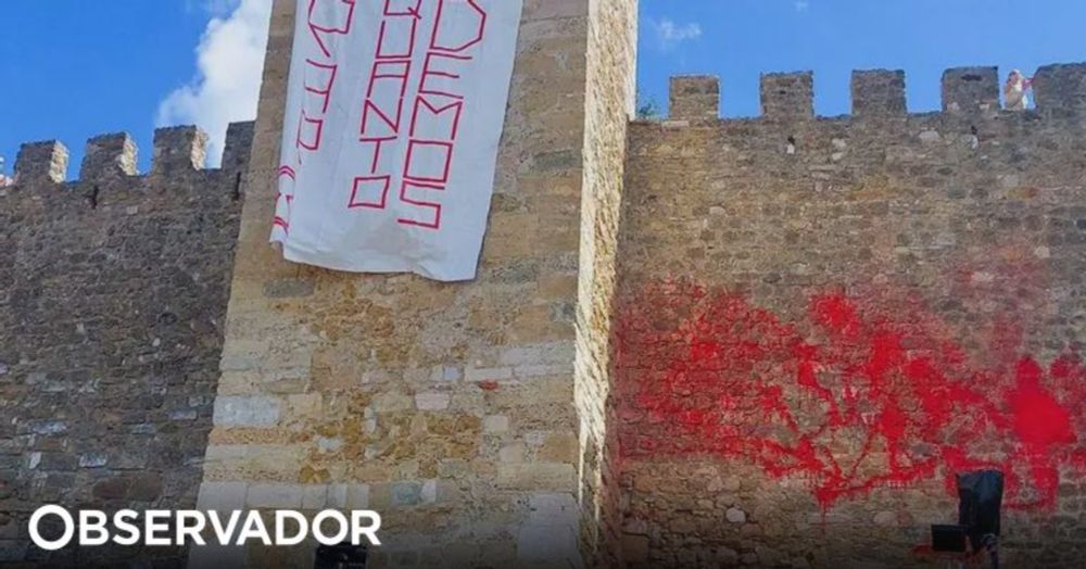 Ativistas do Climáximo pintam Castelo de São Jorge em ação de protesto