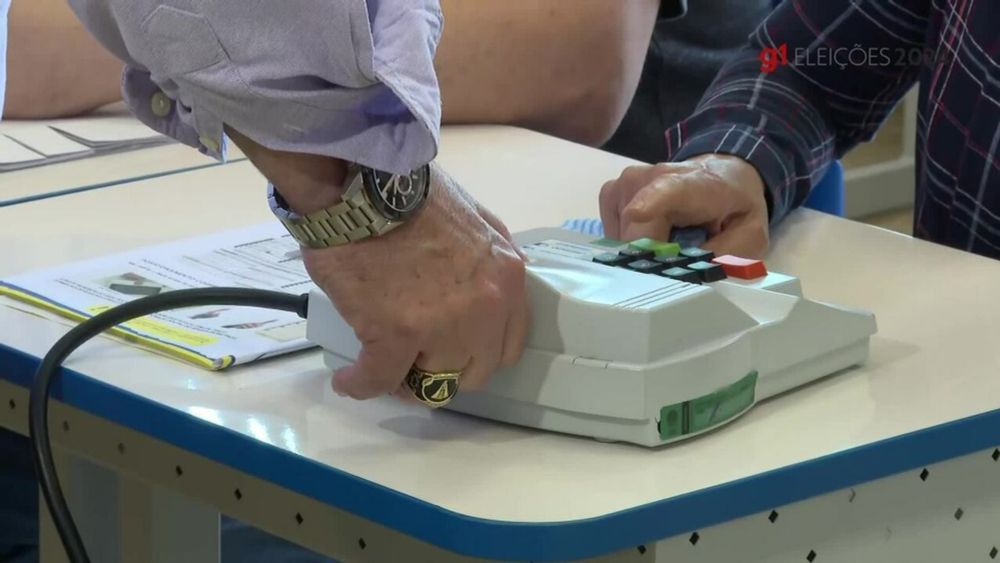 'Ih, votei na Tabata', brinca Datena ao votar em colégio na Zona Sul de SP