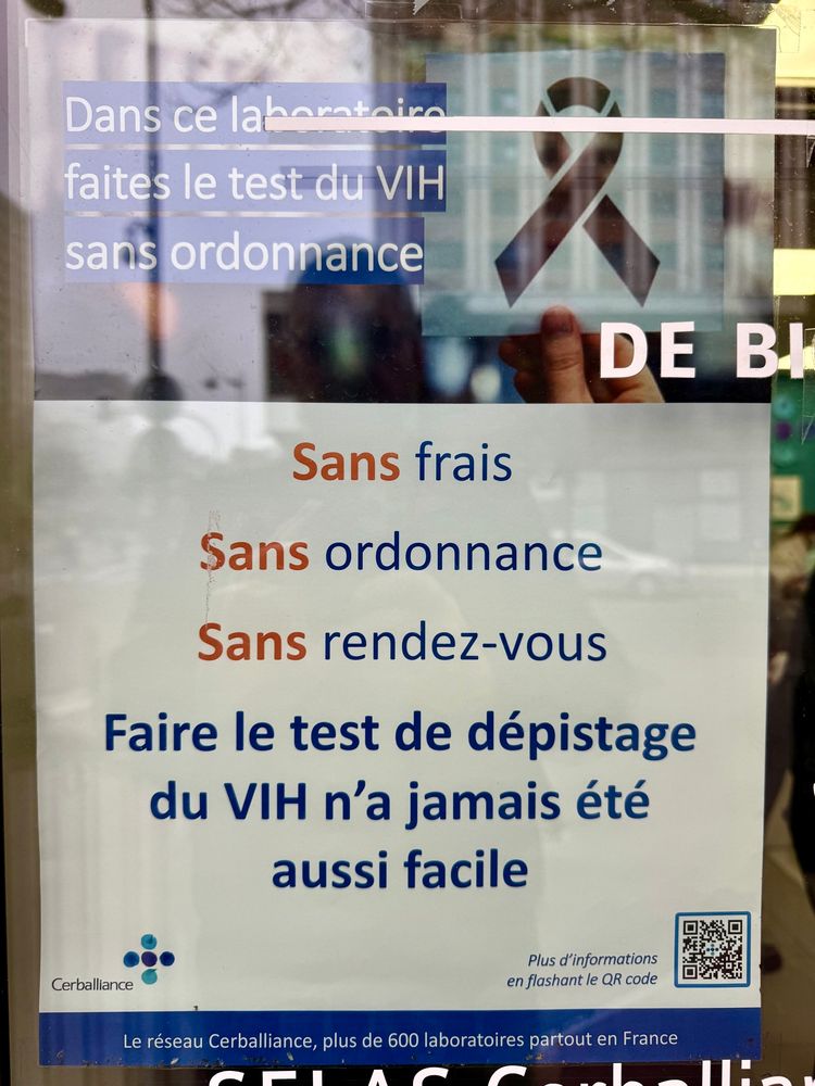 Affiche à l’entrée d’un laboratoire d’analyses médicales indiquant : dans ce laboratoire faites le test du VIH sans ordonnance, sans frais, sans rendez-vous. Faire le test du VIH n’a jamais été aussi facile. 