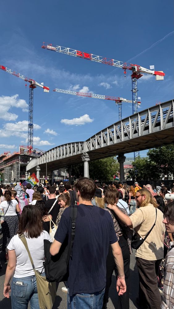 Pendant la manifestation du 1er mai à Paris. Photo de la foule longeant le métro aérien à côté de la Gare d’Austerlitz 