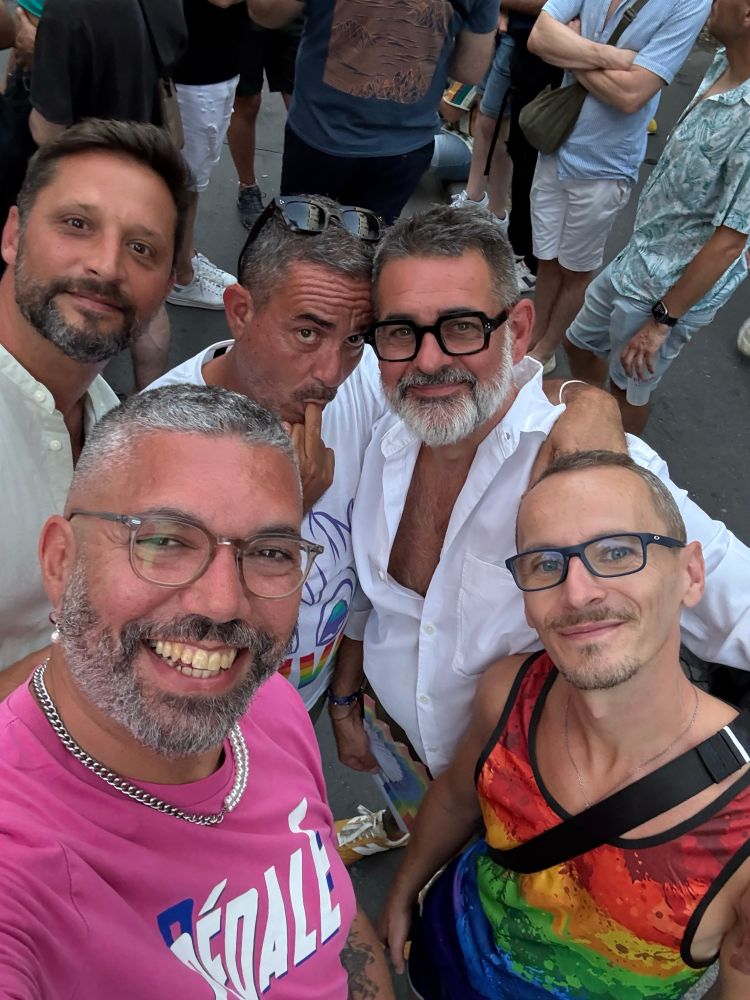 Selfie pris devant le quetzal. De haut en bas et de gauche à droite : Nico, Nico (un doigt dans la bouche), Hervé, moi et Olivier  