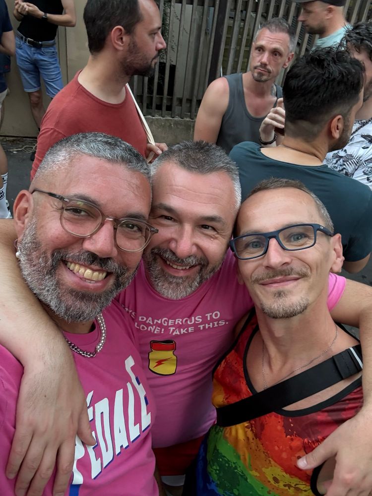 Selfie pris devant le quetzal. De gauche à droit : moi, mon choubidou et le poulpe