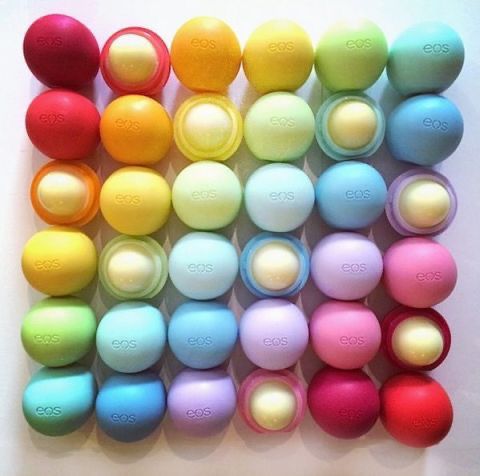 36 geöffnete und ungeöffnete eos-lipbalms stehen in einer 6x6 matrix - die farben umfassen jede farbe des regenbogens. die sind rund mit so einer lipbalm-kugel in der mitte