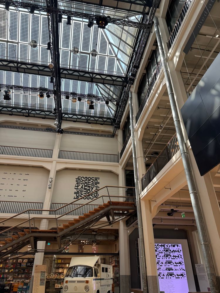 Im Atrium des zkm Karlsruhe. Erste Kunstwerke locken hinein. Das Glasdach ist mit Solarpanelen verschaltet.