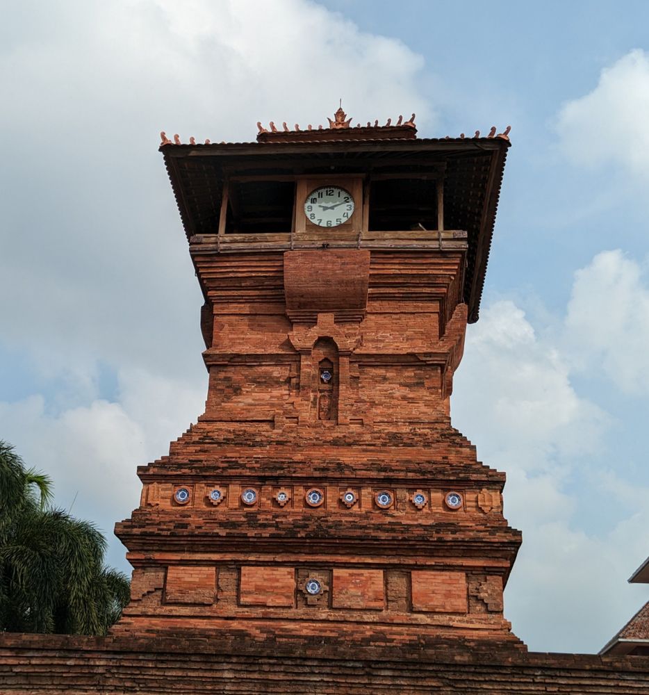 Masjid Menara Kudus, Sebagai salah satu masjid tertua di Indonesia, Masjid Menara Kudus merupakan pusat kegiatan keagamaan Islam sejak abad ke-16, serta hasil akulturasi budaya antara masyarakat Jawa, Hindu dan Islam.