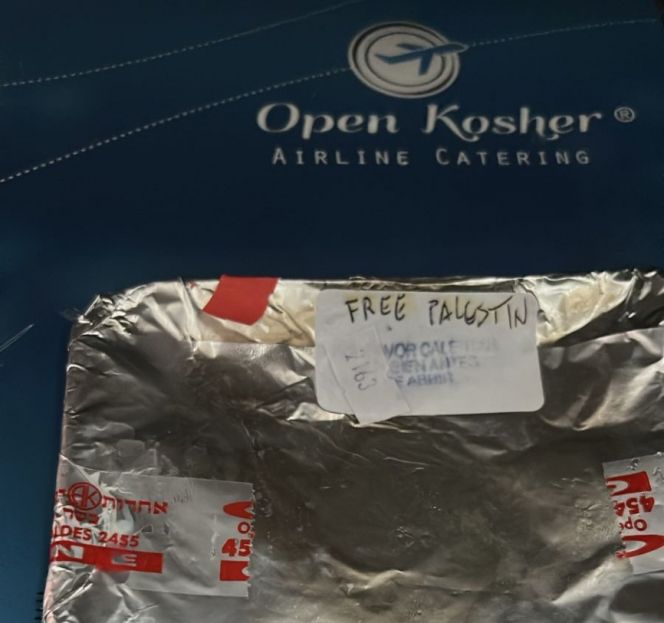 Photo de plateaux repas casher "Open Kosher Airline Catering" avec écrit "Free Palestin" dessus.