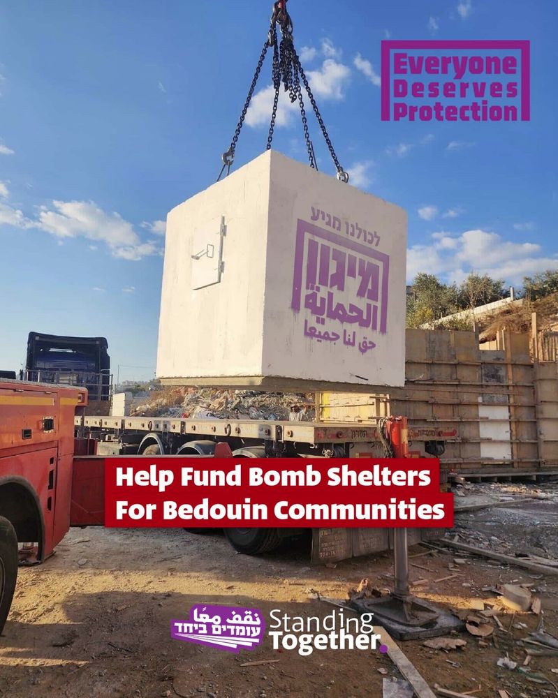 Photo représentant un abri anti-bombe en train d'être installé. Texte : "Help fund bomb shelters for bedouin communities" en rouge. Logo de Standing Together. 
