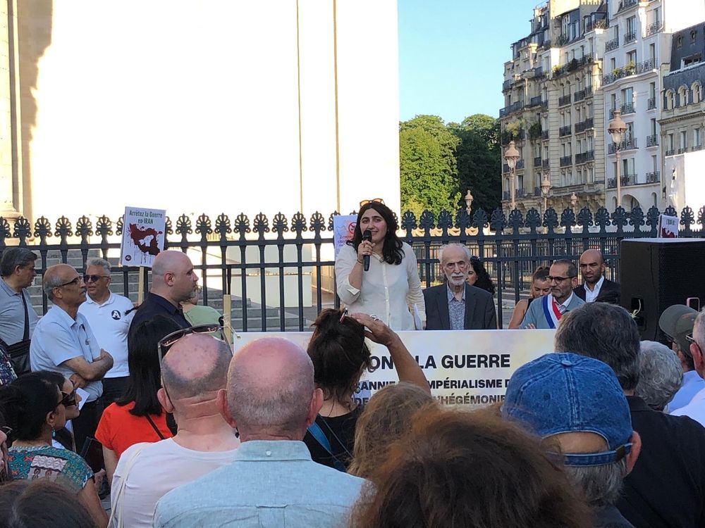 Photo de Darya Djavahery-Farsi en train de faire un discours lors du rassemblement