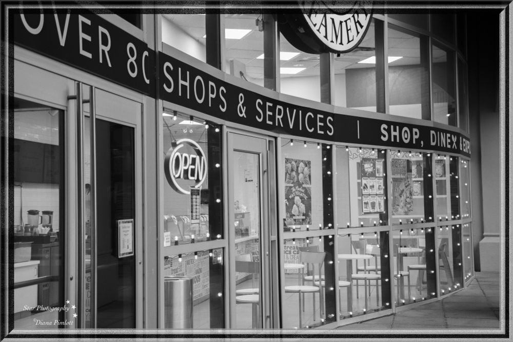 I just loved the lines in this shop entrance