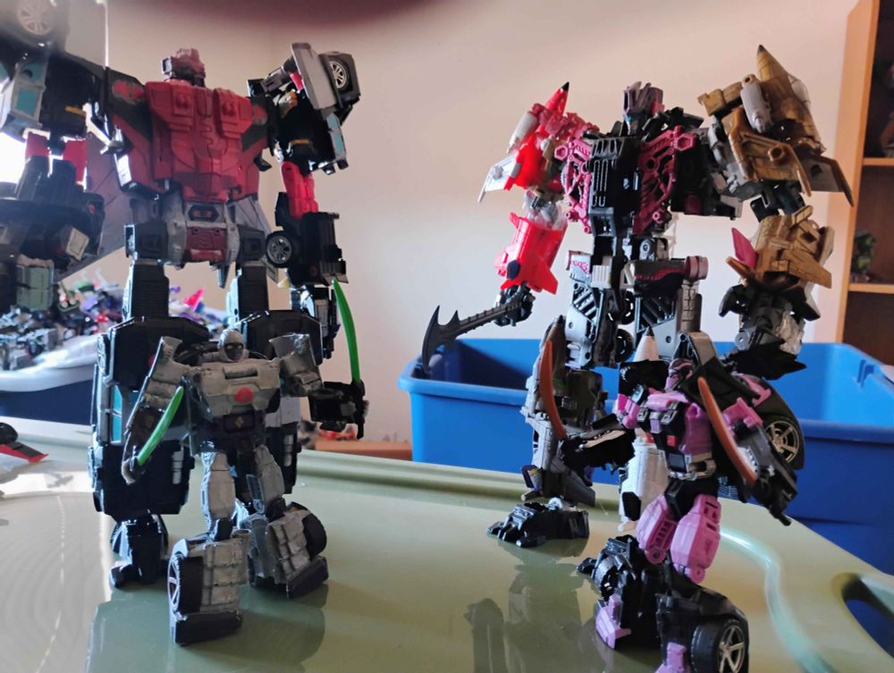 A quick shot of my COBRA combiner and my custom KO Megatronia, heralded by their "pet ninjas" Nightbird (custom)and Flowspade (lucky find on eBay)