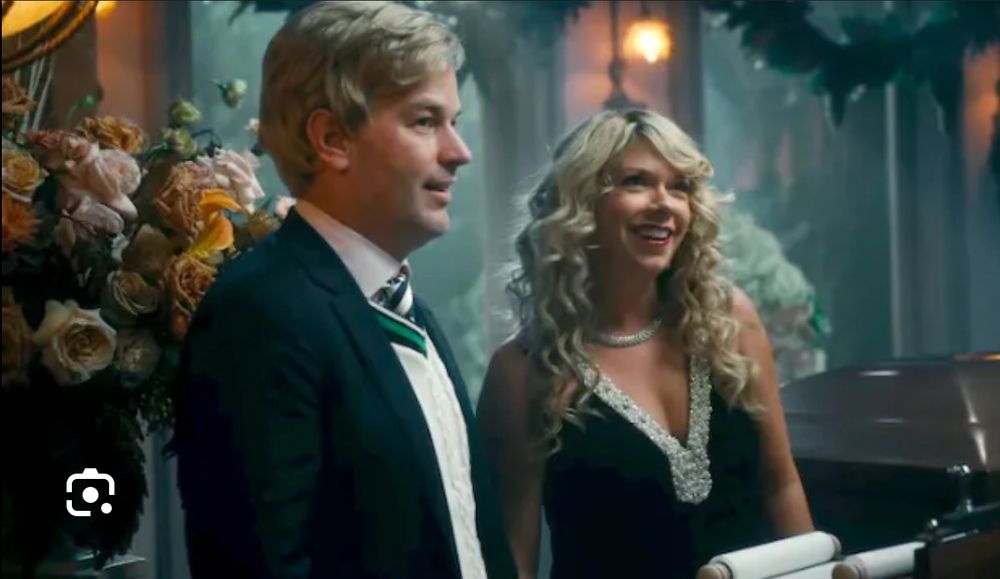 cena do clipe de anti hero em que a nora usa o vestido mencionado