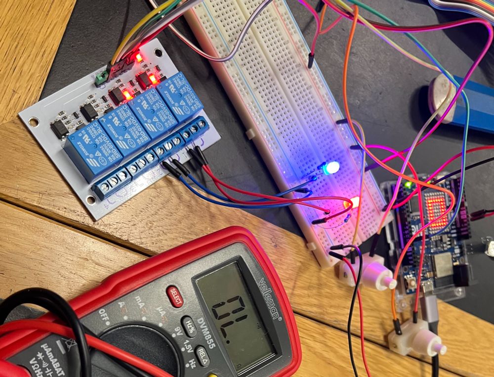 Arduino Uno r4, controlling electrical relays.