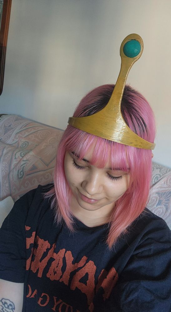 mais uma selfie minha com a coroa na cabeça, dessa vez olhando pra baixo. nessa foto dá pra ver pequenas falhas na pintura da coroa, mas eu tentei meu melhor! kskkkkdjdk