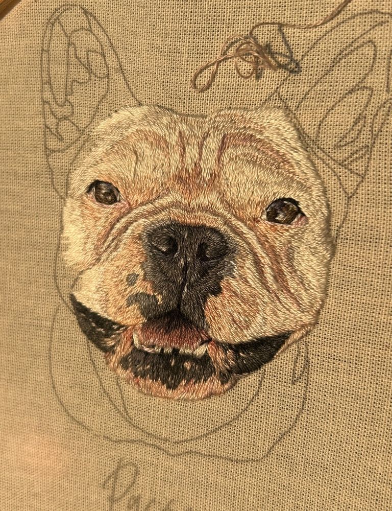 Bordado de buldogue branco realista