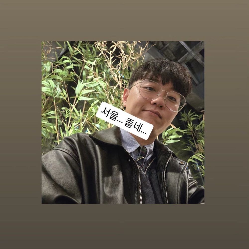 레더자켓을 입고 로우 앵글로 찍은 정우의 사진. “서울… 좋네…”라는 문구가 적혀있다.