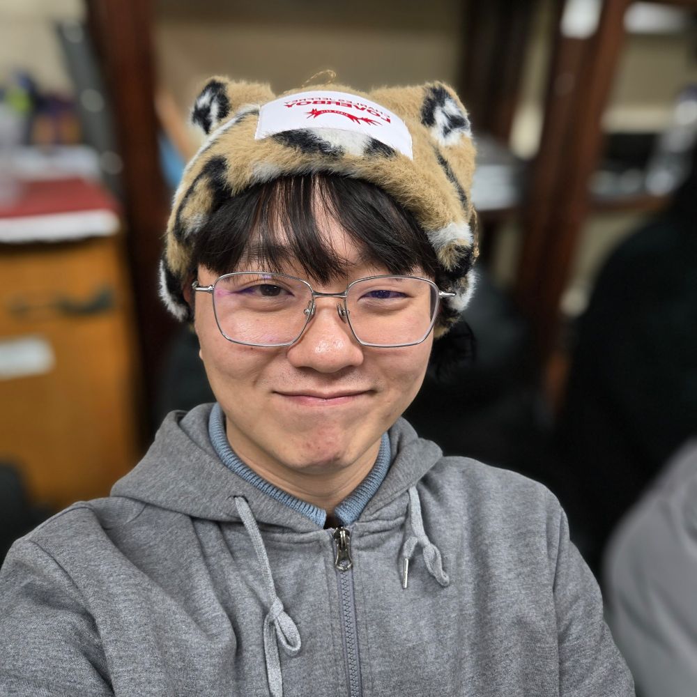 표범 모양 털모자를 쓴 채 웃고 있는 정우