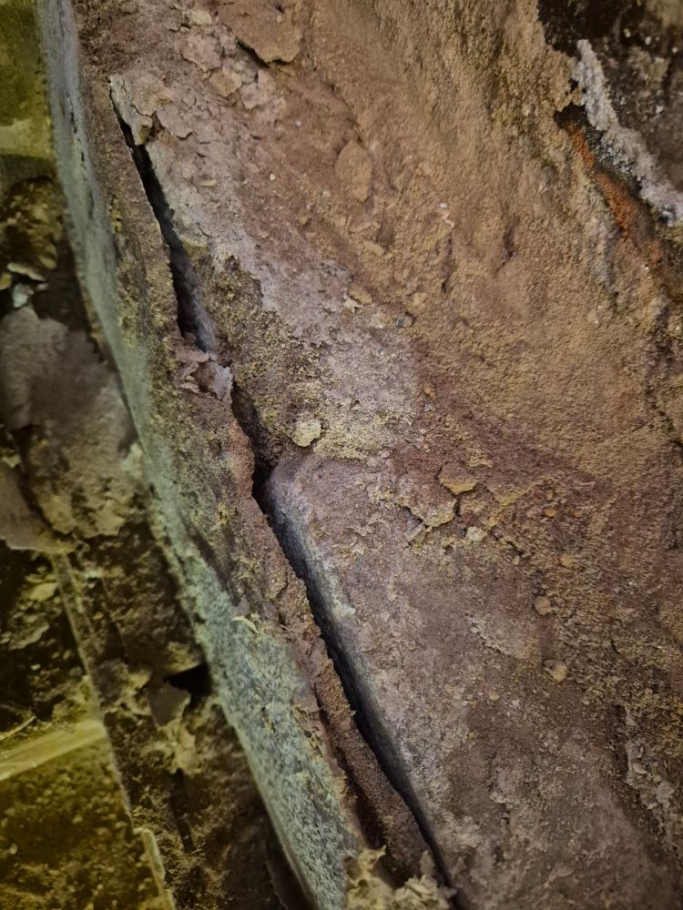 Putz löst sich großflächig von einer Mauer 