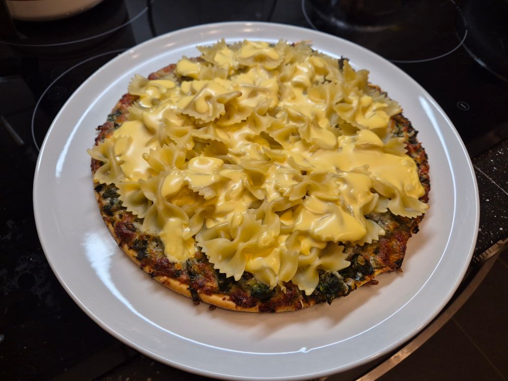 Spinatpizza mit Nudeln und Hollandaise 