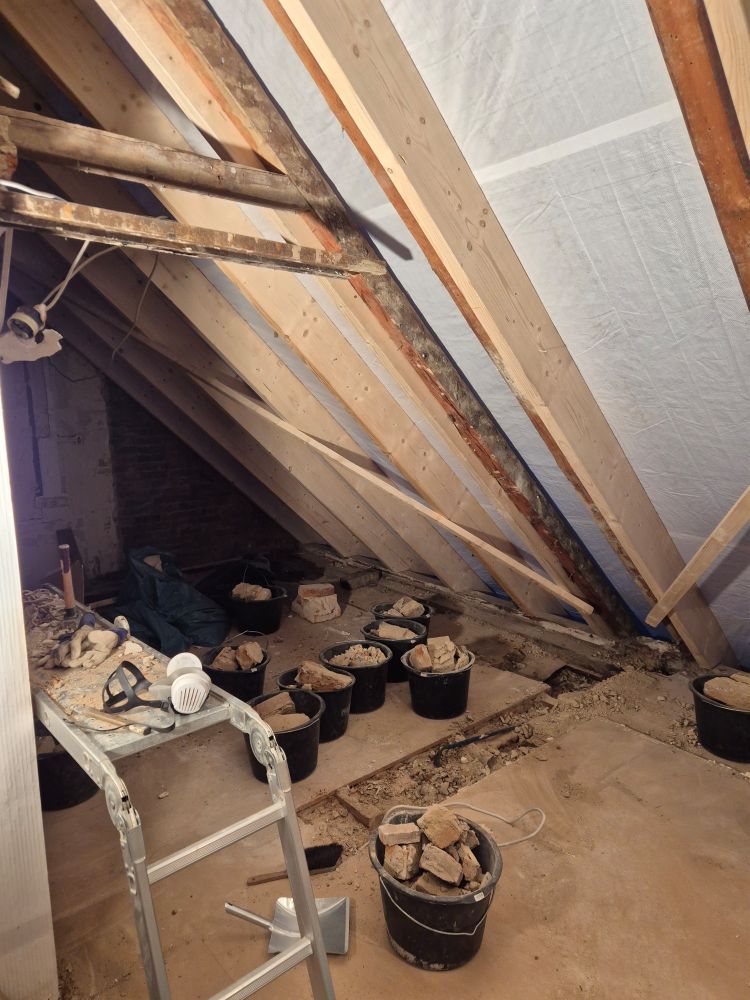 Dort, wo vorher die Mauer stand, sind jetzt nur noch ein paar Bauschutteimer und ein Loch im Boden