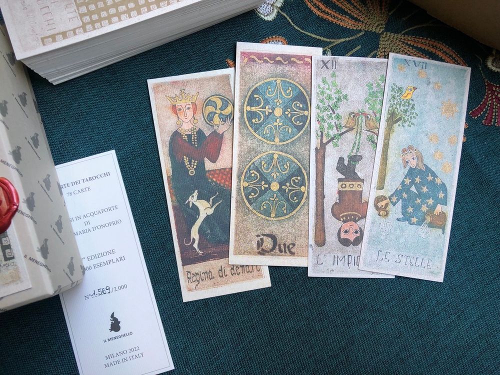 La reine de denier, le deux de denier, le pendu et l'étoile tirés du jeu La corte dei tarocchi. Les cartes sont étroites, les coins ne sont pas arrondis parce qu'ils ont été coupés à la main.