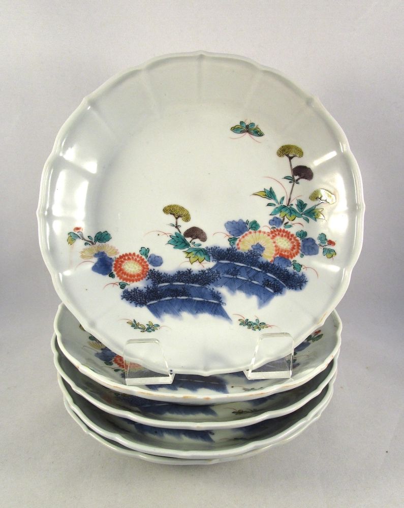 MARKS
A stylized version of the fuku (happiness) mark in blue under each dish.

MEASUREMENTS
7 1/4” (18.5 cm) in diameter.

PROVENANCE
George E. McCague, purchased in Japan in April 1903.
Bonham’s, New York, Sale 28441, Fine Japanese and Korean Works of Art, 22 March 2023, lot 934.

