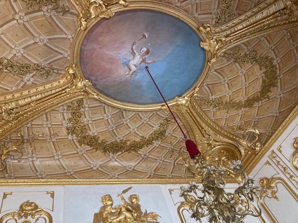 Only one putto? Lol.