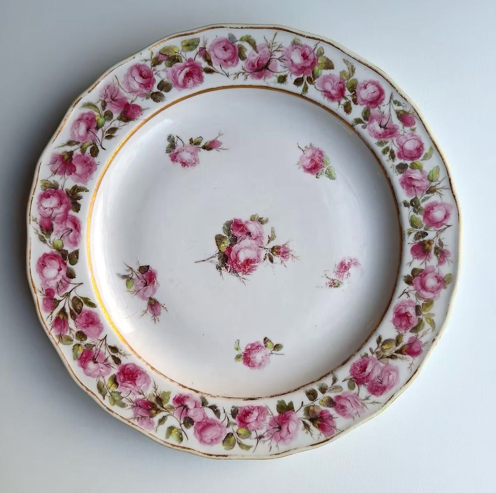 The "Prentice Plate" by William Billingsley, a sample plate with rose decoration to be used as a guide for other decorators imitating this pattern and style. Now in the Derby Museum and Art Gallery.