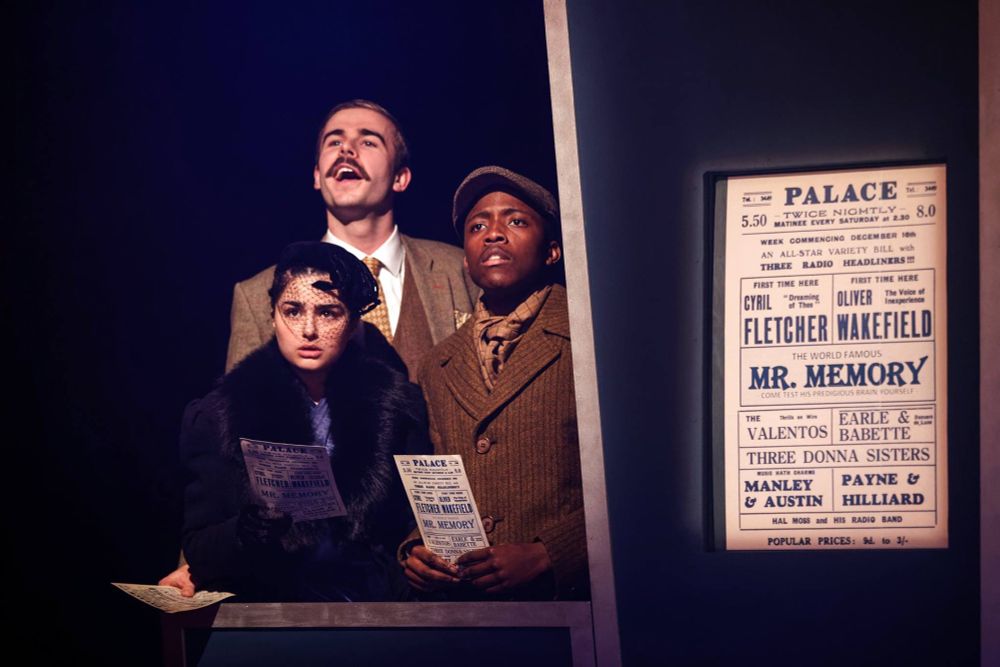 Richard Hannay and Isabella Schmidt watching a performance from the box in THE 39 STEPS