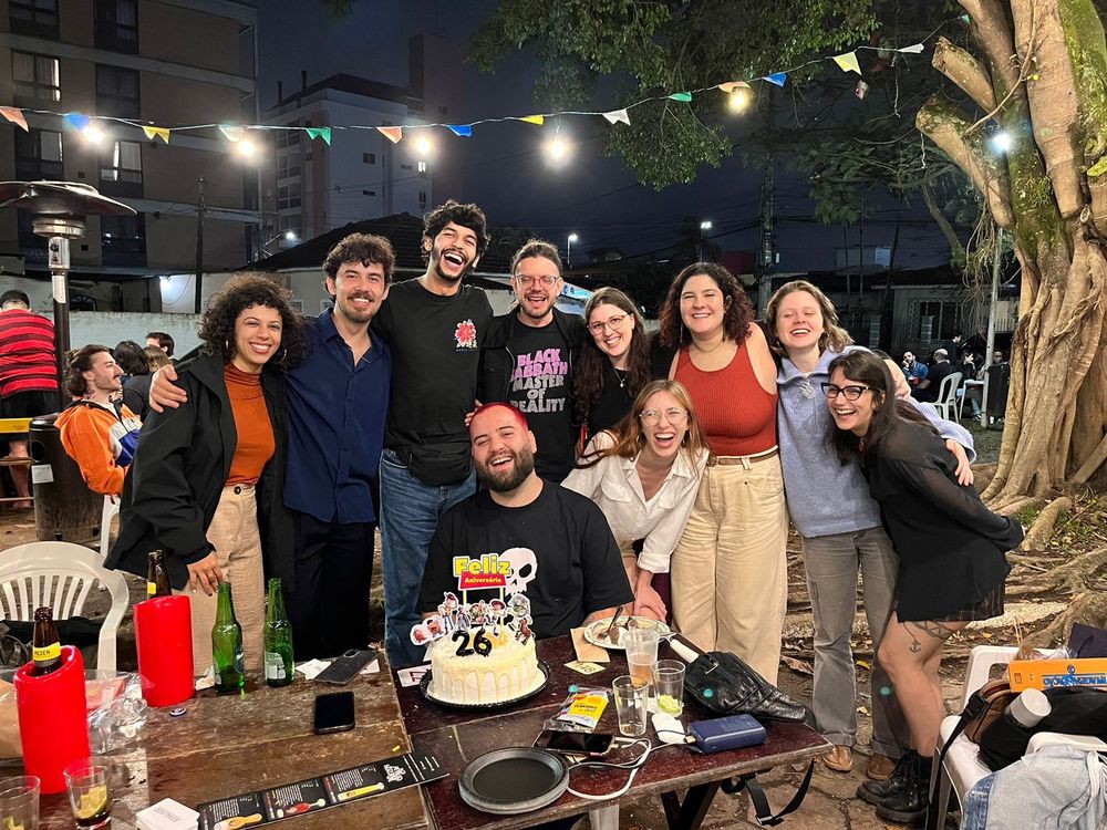 Um grupo de 10 pessoas comemorando um aniversário 