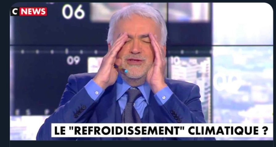 Ce sac à merde de Pascal Praud, les mains en porte voix sur le plateau de cnews.
Bandeau de la chaîne en bas: le "refroidissement climatique ?"