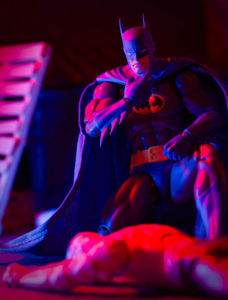 Mafex Batman investigates a body