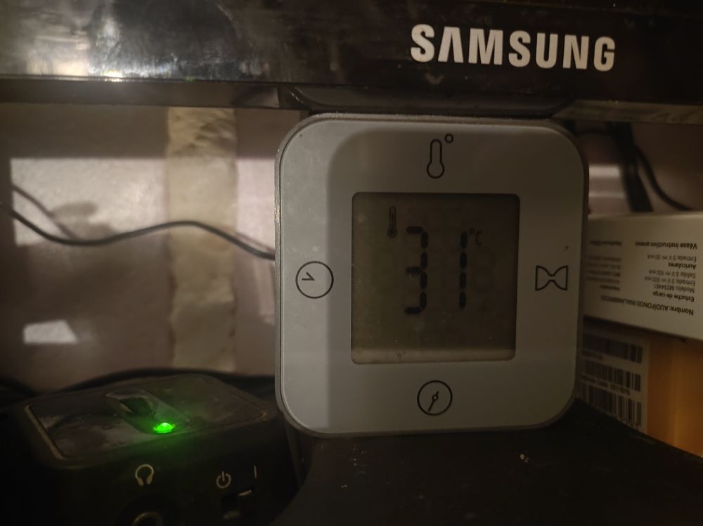 Un termometro digitale da scrivania, segna 31°C