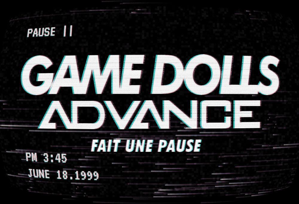 Image ressemblant à une cassette VHS mise en pause et marqué en fond : "Game dolls advance fait une pause"