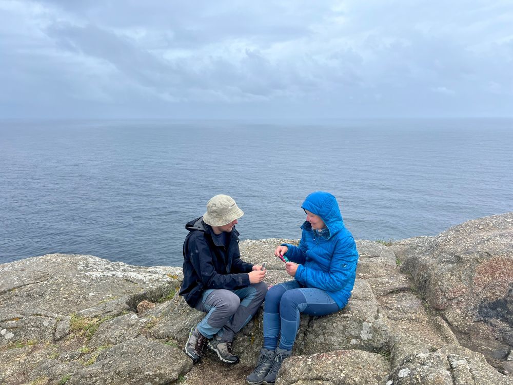 Schlegl und Mama zocken UNO auf den Klippen