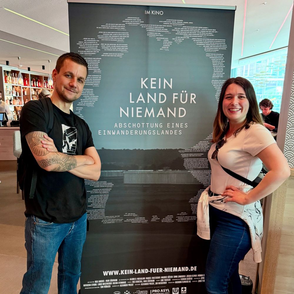 Vor dem Kinoplakat von „Kein Land für Niemand“