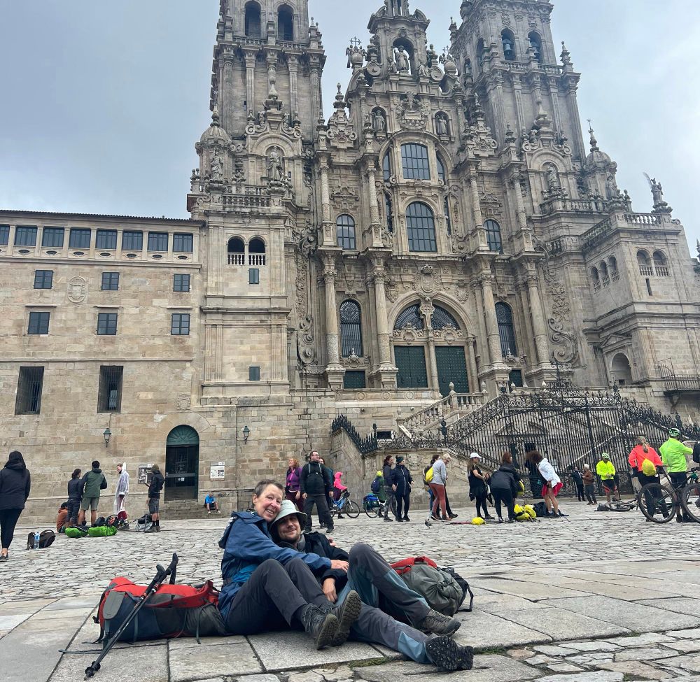 Zwei Schlegls liegend vor der Kathedrale von Santiago